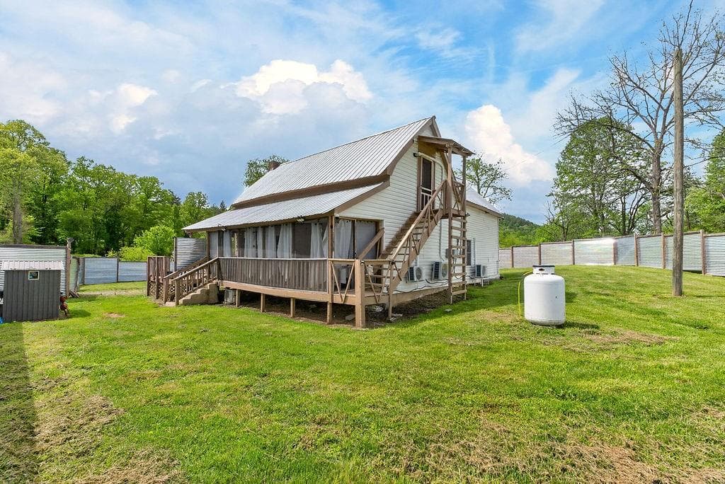 3 bedroom, 3 bathroom, 1,710 sq ft single family residence under contract at 2731 Tate Road, Blairsville, GA 30512 — photo 4
