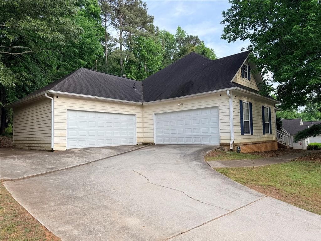 4 bedroom, 3 bathroom, 2,067 sq ft single family residence under contract at 426 Pates Lake Court, Hampton, GA 30228 — photo 2