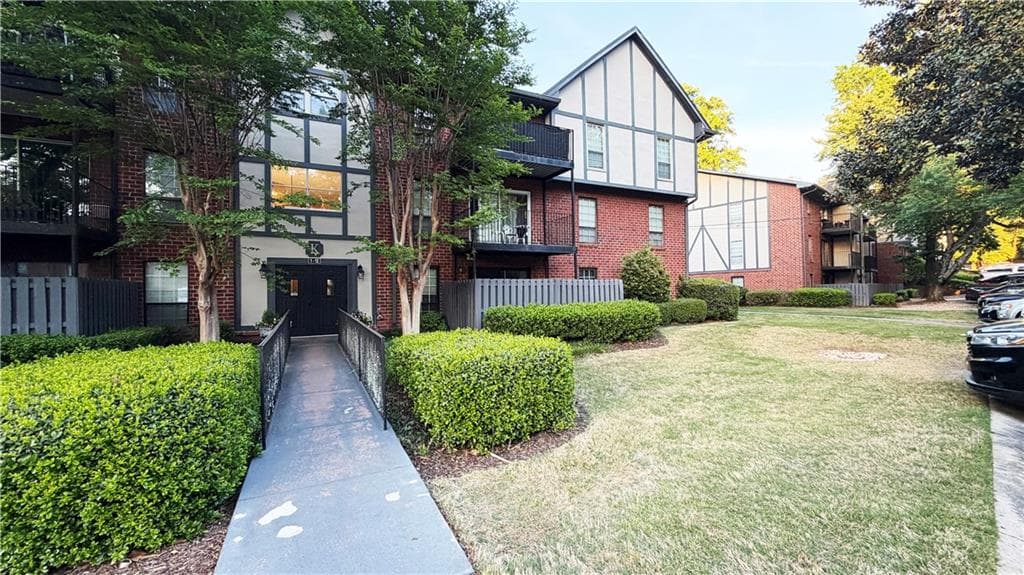 2 bedroom, 2 bathroom, 1,206 sq ft condominium for sale at 6851 Roswell Road K1, Atlanta, GA 30328 — photo 2