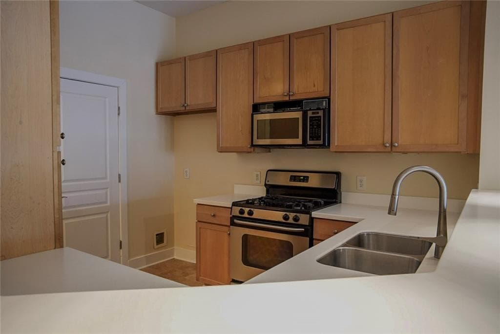 1 bedroom, 1 bathroom, 894 sq ft condominium for sale at 799 Hammond Drive 113, Atlanta, GA 30328 — photo 7