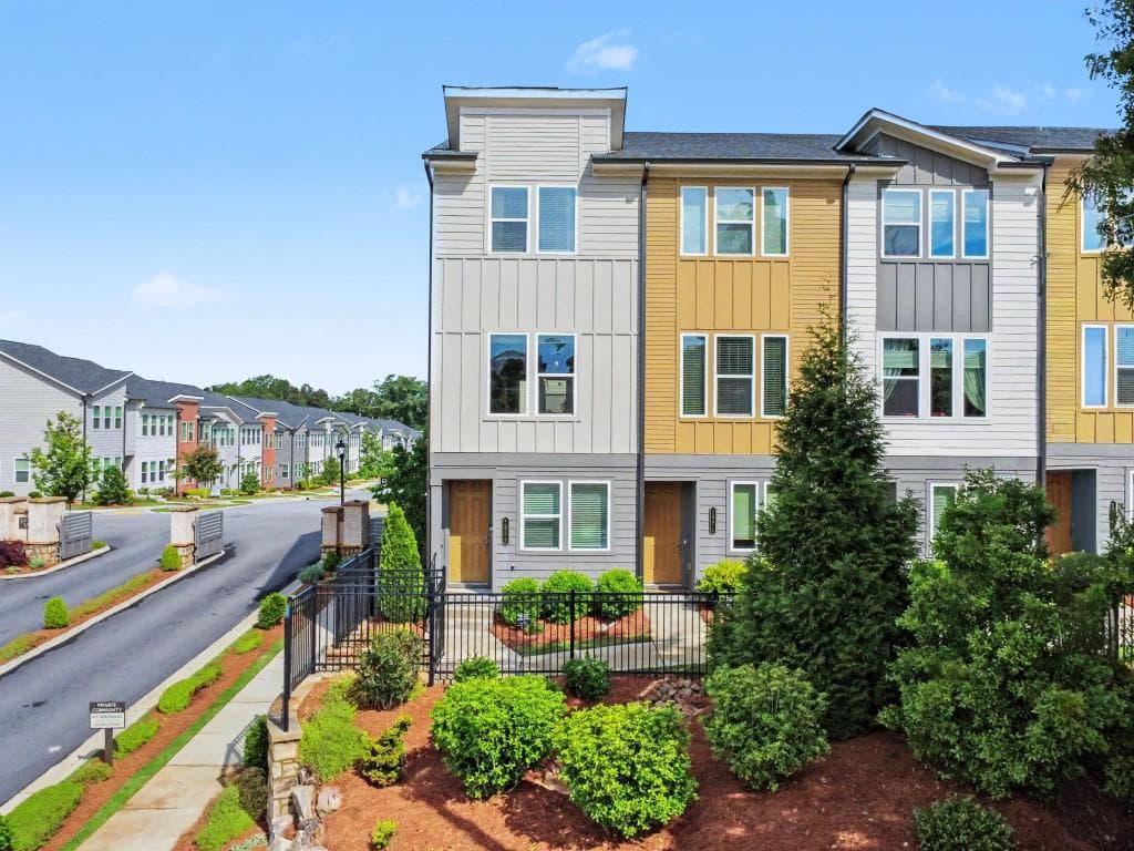 3 bedroom, 4 bathroom, 1,600 sq ft townhouse for sale at 1569 Layton Lane, Atlanta, GA 30318