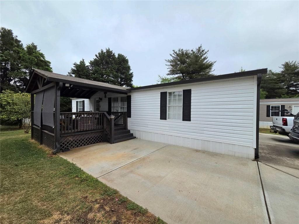 3 bedroom, 2 bathroom, 1,320 sq ft single family residence for sale at 4855 Peachtree Drive, Buford, GA 30518 — photo 2