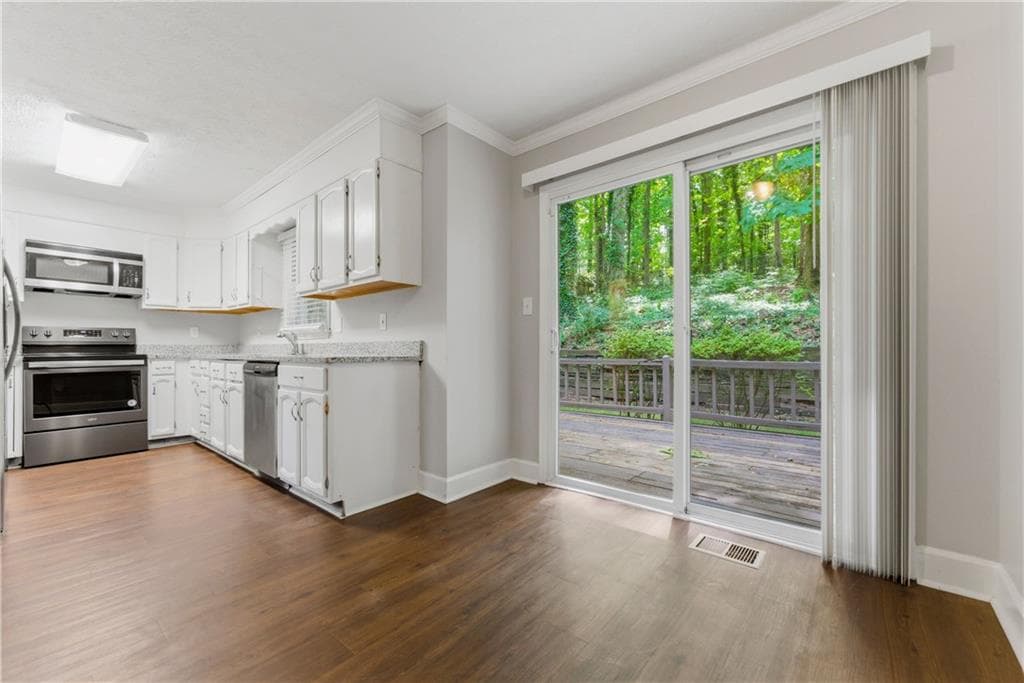 4 bedroom, 3 bathroom, 2,525 sq ft single family residence for sale at 2568 N Arbor Trail, Marietta, GA 30066 — photo 7