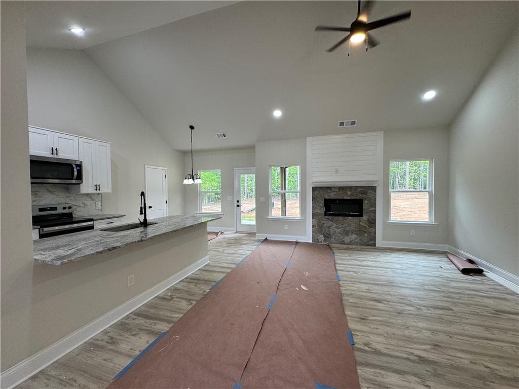 3 bedroom, 2 bathroom, 1,693 sq ft single family residence for sale at 2089 N Hicks Road, Toccoa, GA 30577 — photo 4