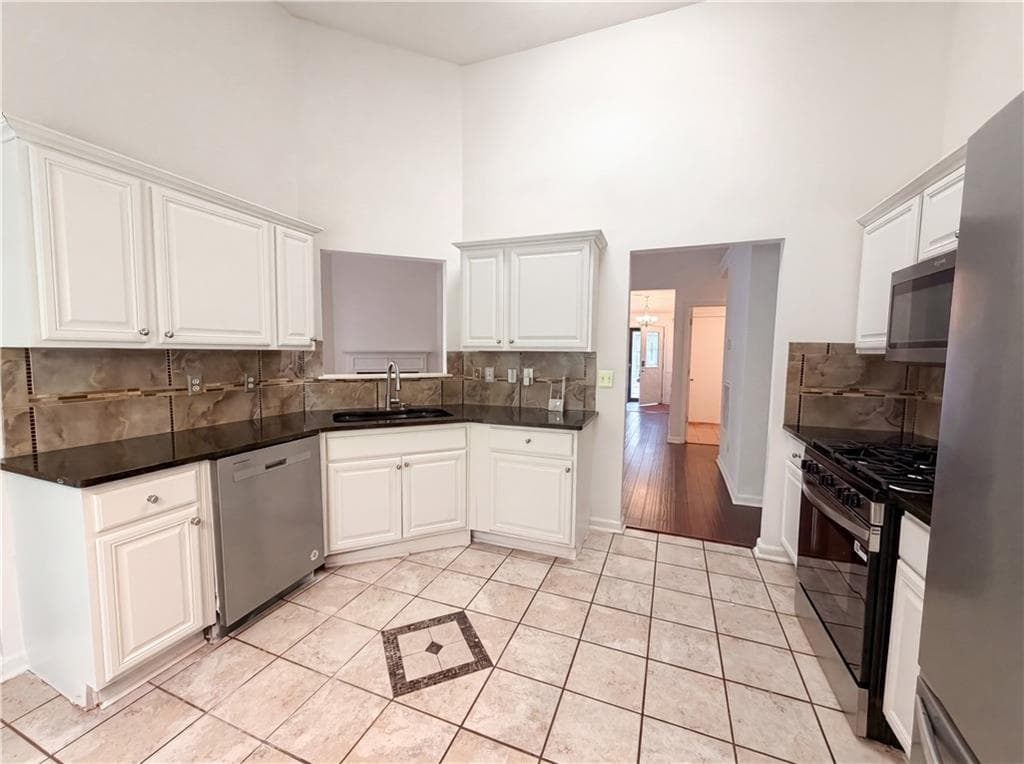4 bedroom, 3 bathroom, 1,764 sq ft single family residence under contract at 345 Espana Street, Atlanta, GA 30349 — photo 6