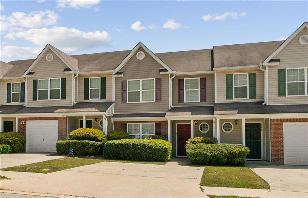4 bedroom, 3 bathroom, 1,896 sq ft townhouse for sale at 5356 Creekview Way, Ellenwood, GA 30294 — photo 2