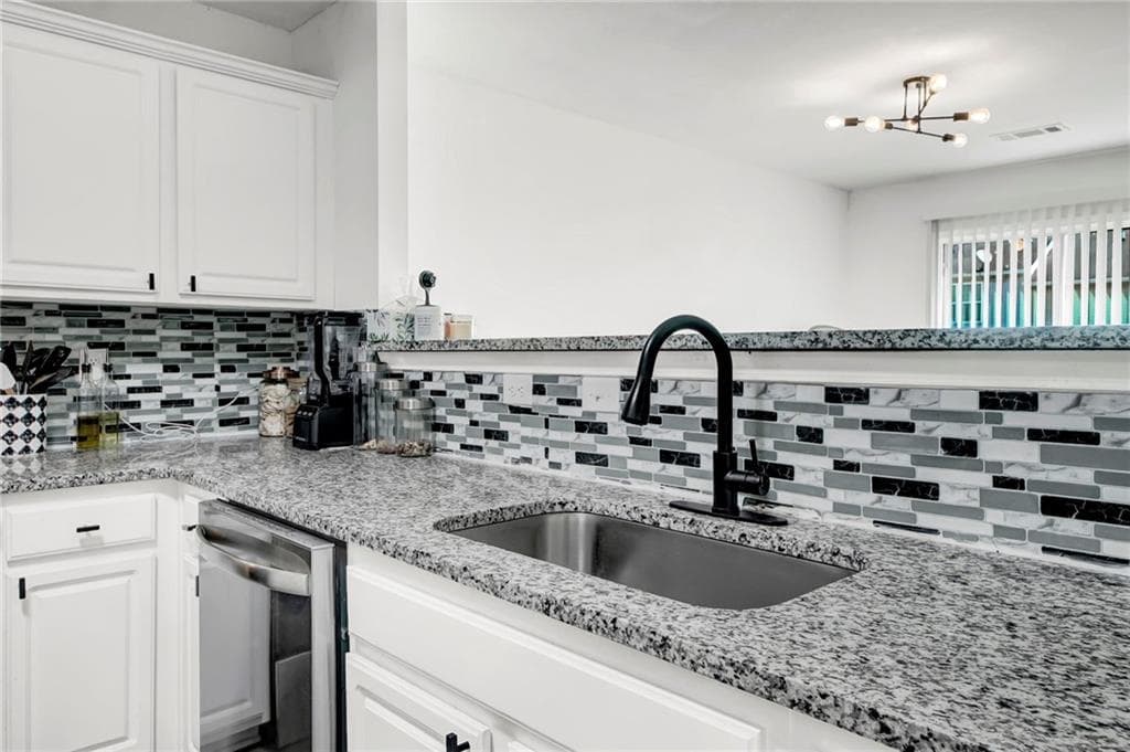 4 bedroom, 3 bathroom, 1,896 sq ft townhouse for sale at 5356 Creekview Way, Ellenwood, GA 30294 — photo 7