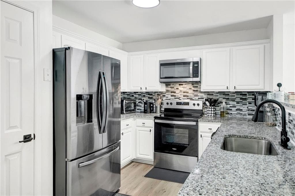 4 bedroom, 3 bathroom, 1,896 sq ft townhouse for sale at 5356 Creekview Way, Ellenwood, GA 30294 — photo 8