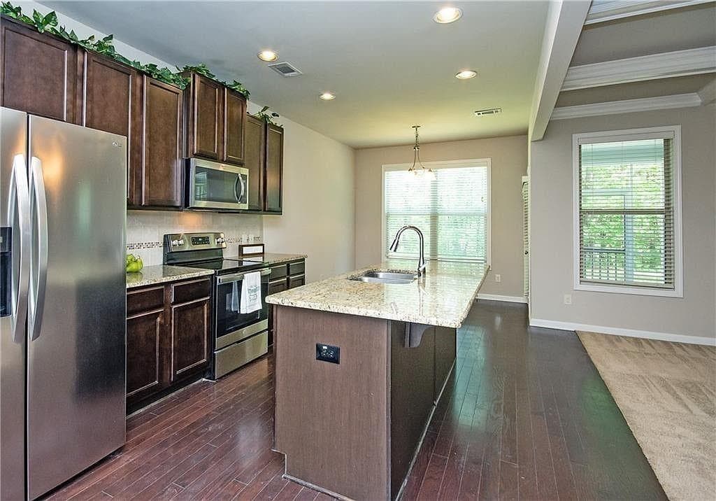 4 bedroom, 3 bathroom, 2,600 sq ft single family residence for rent at 7490 Silk Tree Pointe, Braselton, GA 30517 for $2,450 a month — photo 6