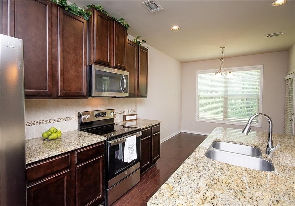 4 bedroom, 3 bathroom, 2,600 sq ft single family residence for rent at 7490 Silk Tree Pointe, Braselton, GA 30517 for $2,450 a month — photo 8