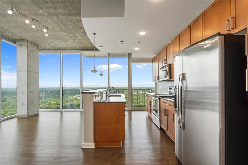 2 bedroom, 2 bathroom, 1,000 sq ft condominium for sale at 855 Peachtree Street 2914, Atlanta, GA 30308 — photo 3