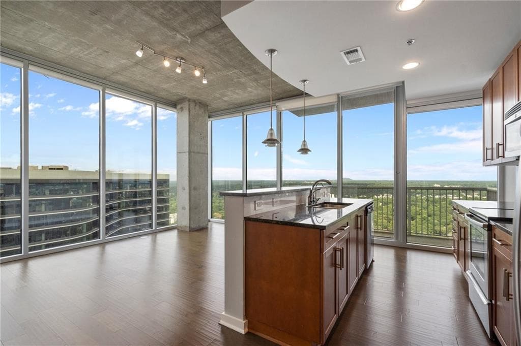 2 bedroom, 2 bathroom, 1,000 sq ft condominium for sale at 855 Peachtree Street 2914, Atlanta, GA 30308 — photo 4