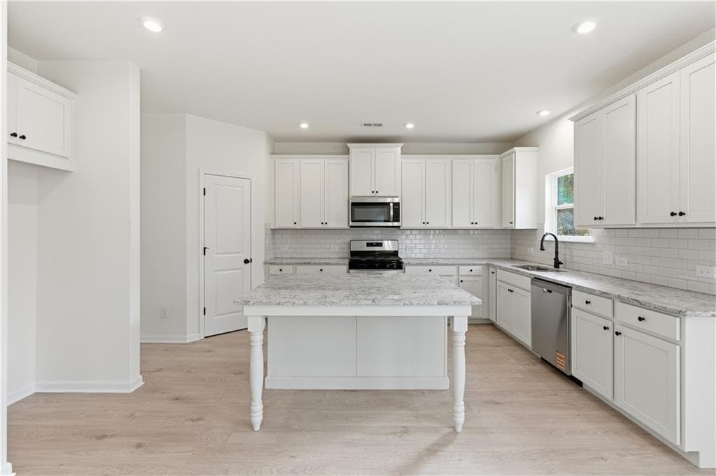 4 bedroom, 3 bathroom, 2,088 sq ft single family residence under contract at 373 Waterbluff Drive, Mableton, GA 30126 — photo 4