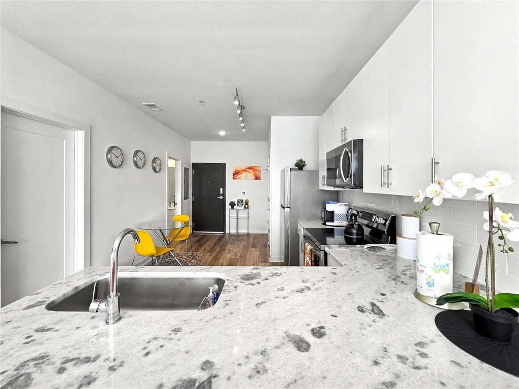 1 bedroom, 1 bathroom, 657 sq ft condominium for sale at 525 Parkway Drive 404, Atlanta, GA 30308 — photo 7