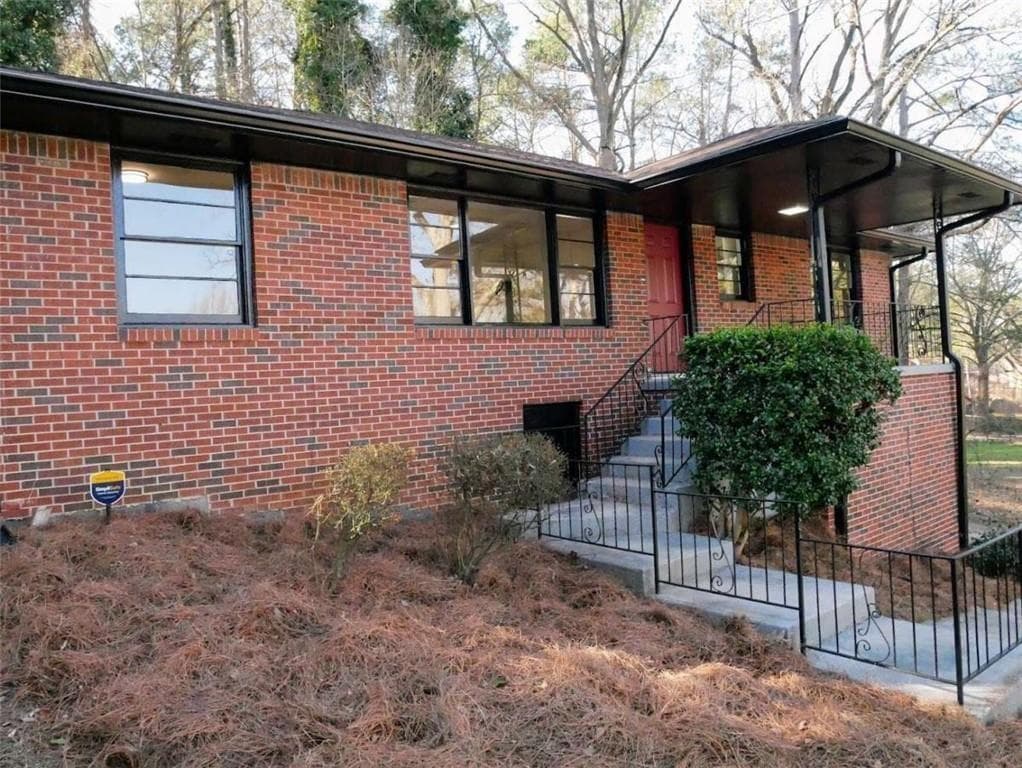 3 bedroom, 2 bathroom, 1,316 sq ft single family residence under contract at 2756 Oldknow Drive, Atlanta, GA 30318 — photo 3