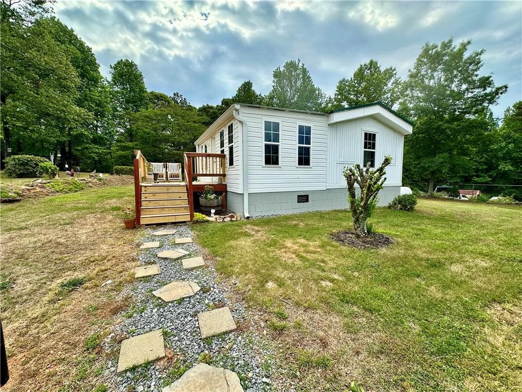 2 bedroom, 1 bathroom, 952 sq ft single family residence for sale at 7315 Wits End Drive, Gainesville, GA 30506 — photo 3