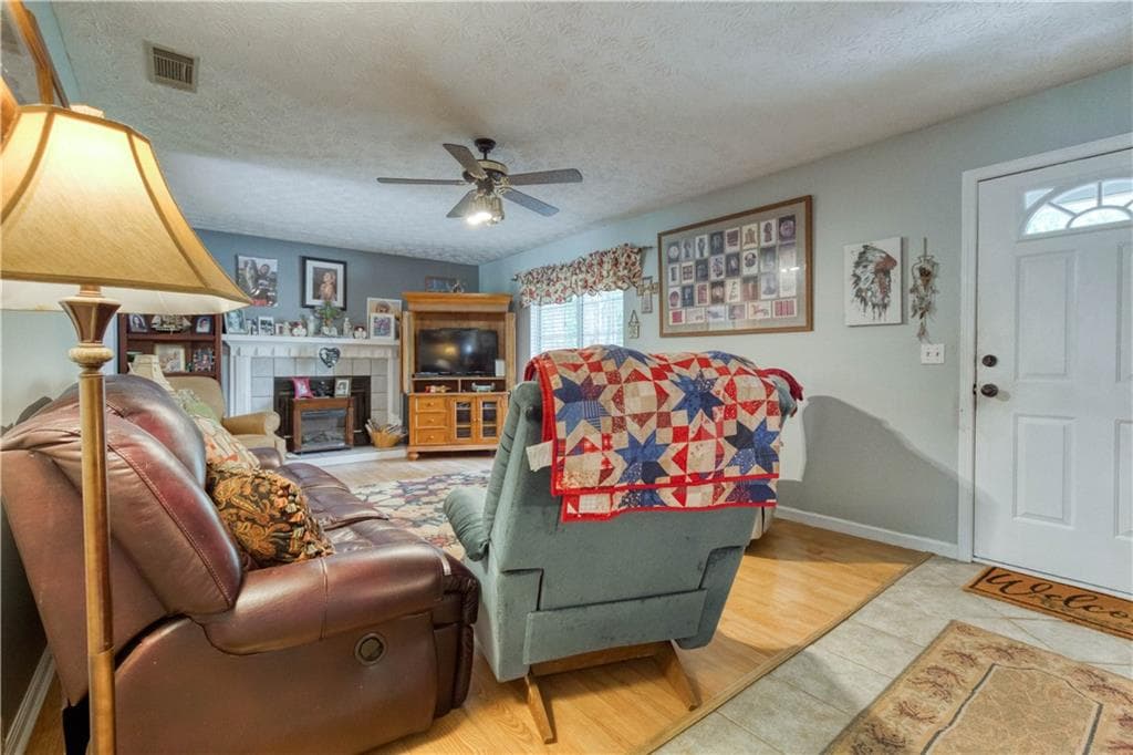 4 bedroom, 3 bathroom, 1,818 sq ft single family residence for sale at 1769 Brandi Lane, Loganville, GA 30052 — photo 6