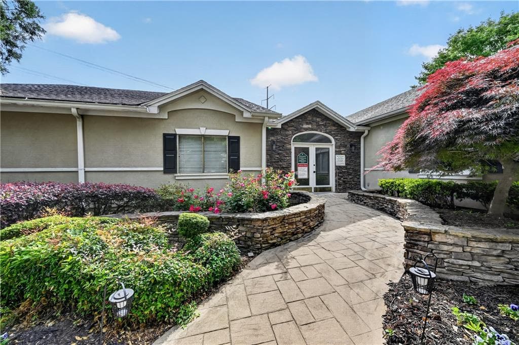 2 bedroom, 2 bathroom, 1,142 sq ft condominium for sale at 7001 Wingate Way, Atlanta, GA 30350 — photo 3