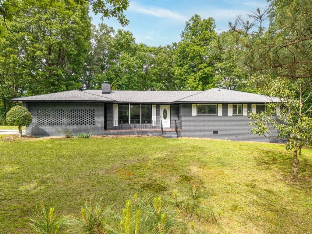 6 bedroom, 4 bathroom, 3,489 sq ft single family residence under contract at 244 Forest Hill Road, Dalton, GA 30720 — photo 2