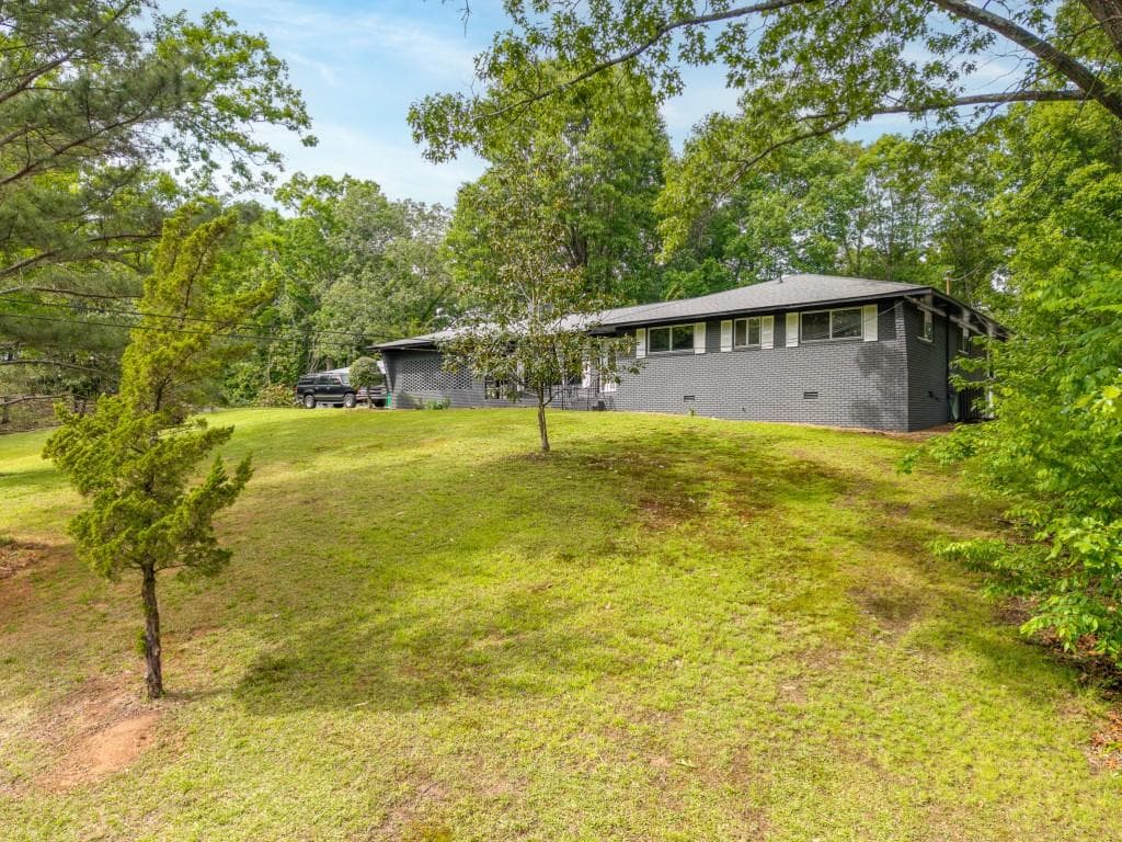 6 bedroom, 4 bathroom, 3,489 sq ft single family residence under contract at 244 Forest Hill Road, Dalton, GA 30720 — photo 3