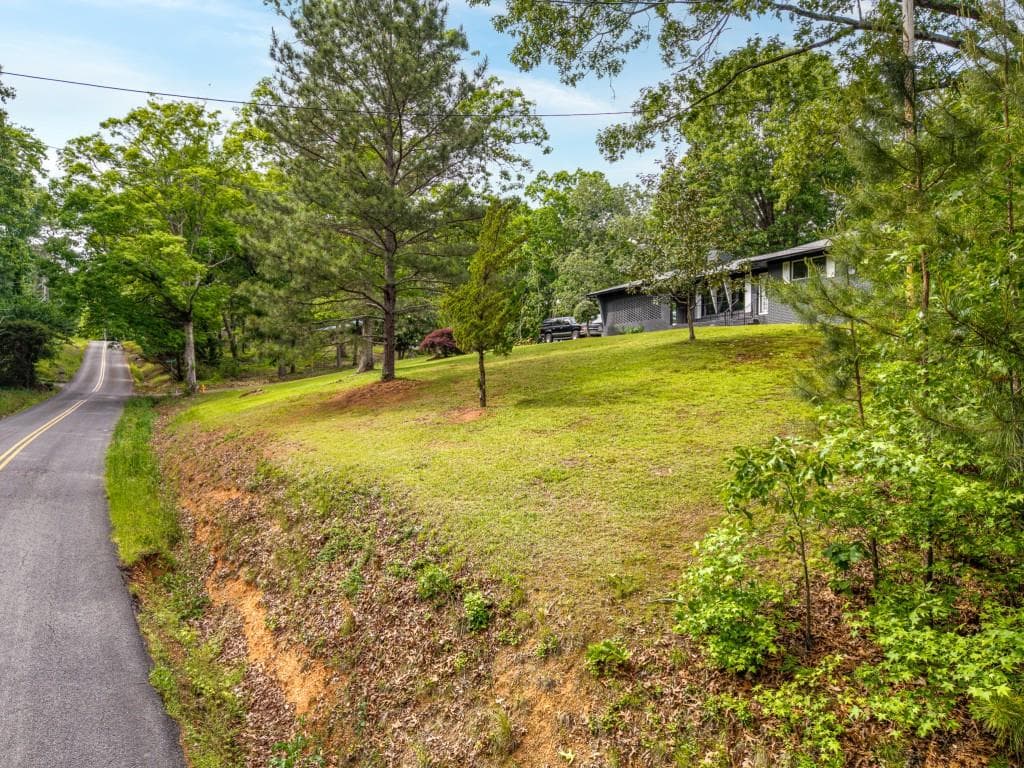 6 bedroom, 4 bathroom, 3,489 sq ft single family residence under contract at 244 Forest Hill Road, Dalton, GA 30720 — photo 5