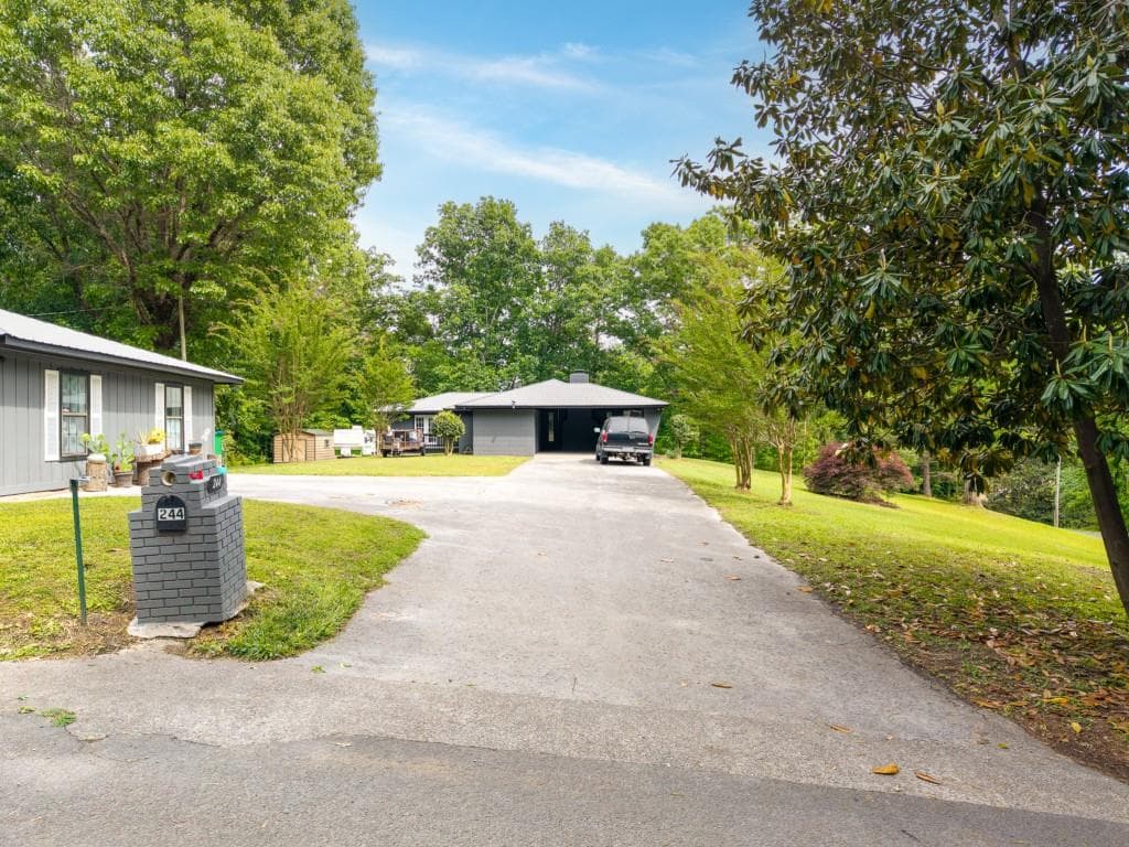 6 bedroom, 4 bathroom, 3,489 sq ft single family residence under contract at 244 Forest Hill Road, Dalton, GA 30720 — photo 7