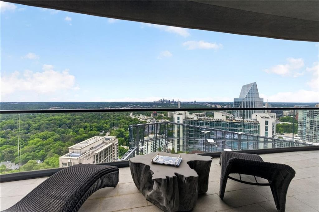 2 bedroom, 3 bathroom, 2,105 sq ft condominium under contract at 3344 Peachtree Road 3105, Atlanta, GA 30326 — photo 2