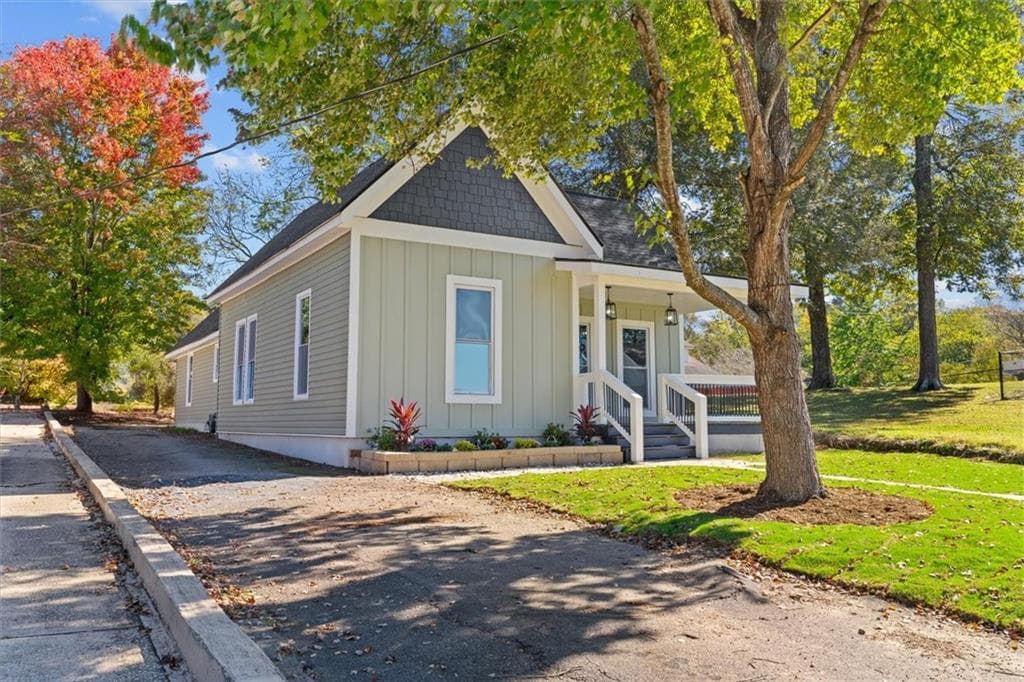 3 bedroom, 3 bathroom, 1,659 sq ft single family residence for sale at 515 Woodlawn Avenue, Calhoun, GA 30701 — photo 2