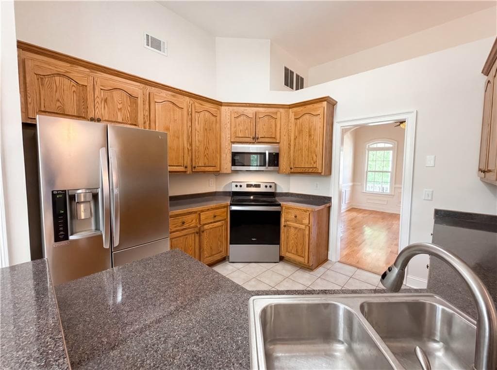 3 bedroom, 2 bathroom, 2,130 sq ft single family residence for sale at 141 Lake Chase Drive, Griffin, GA 30224 — photo 8