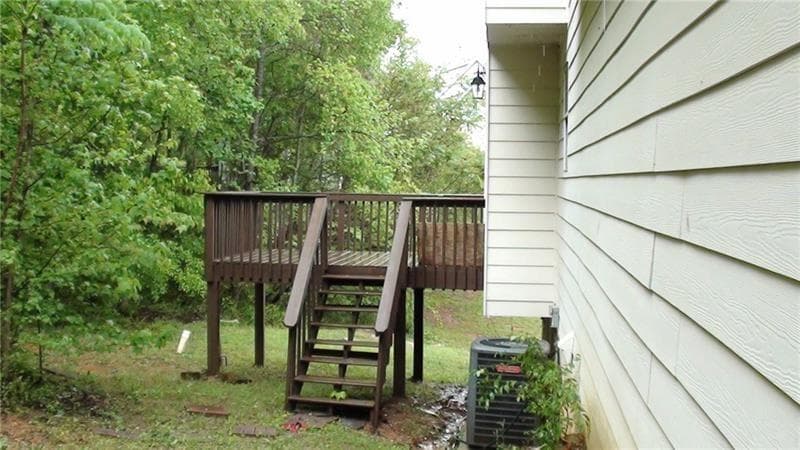 4 bedroom, 3 bathroom, 1,828 sq ft single family residence under contract at 3845 Laurel Brook Lane, Snellville, GA 30039 — photo 5