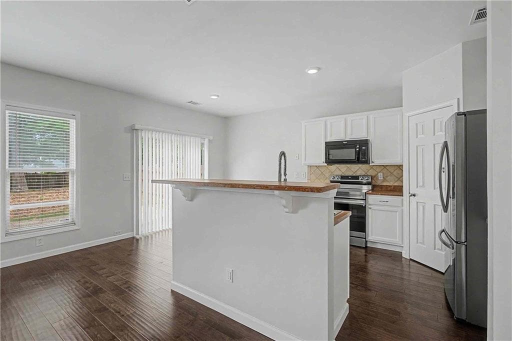 3 bedroom, 3 bathroom, 1,878 sq ft single family residence for sale at 6060 Bentley Way, Cumming, GA 30040 — photo 9