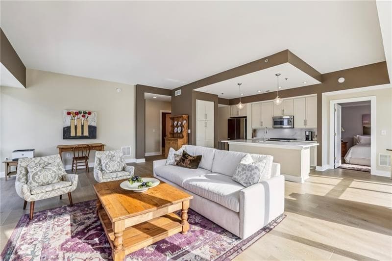 2 bedroom, 2 bathroom, 1,450 sq ft condominium under contract at 1100 Howell Mill Road 414, Atlanta, GA 30318 — photo 2