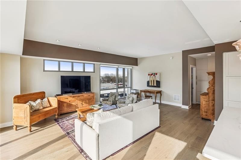 2 bedroom, 2 bathroom, 1,450 sq ft condominium under contract at 1100 Howell Mill Road 414, Atlanta, GA 30318 — photo 6
