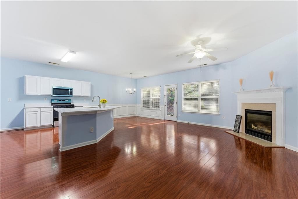 3 bedroom, 3 bathroom, 1,782 sq ft townhouse for sale at 3923 Snipes Court, Lilburn, GA 30047 — photo 4