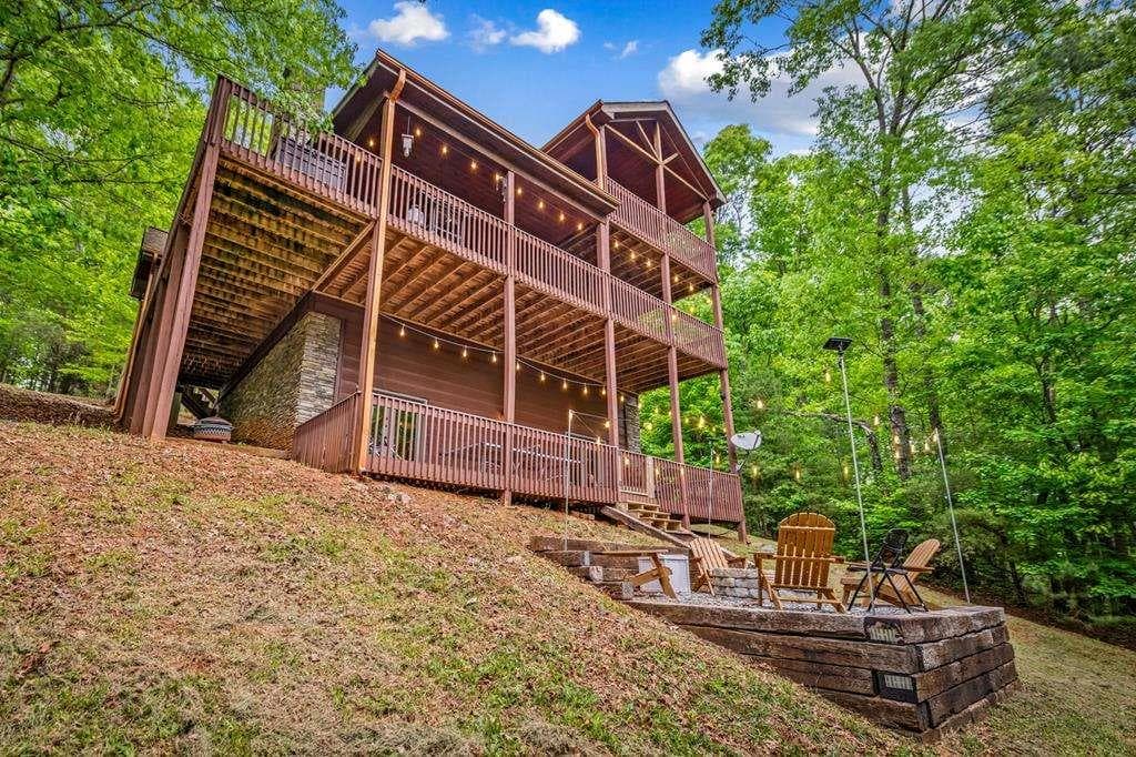 3 bedroom, 3 bathroom, 2,380 sq ft single family residence sold at 458 Sugar Mountain Road, Blue Ridge, GA 30513