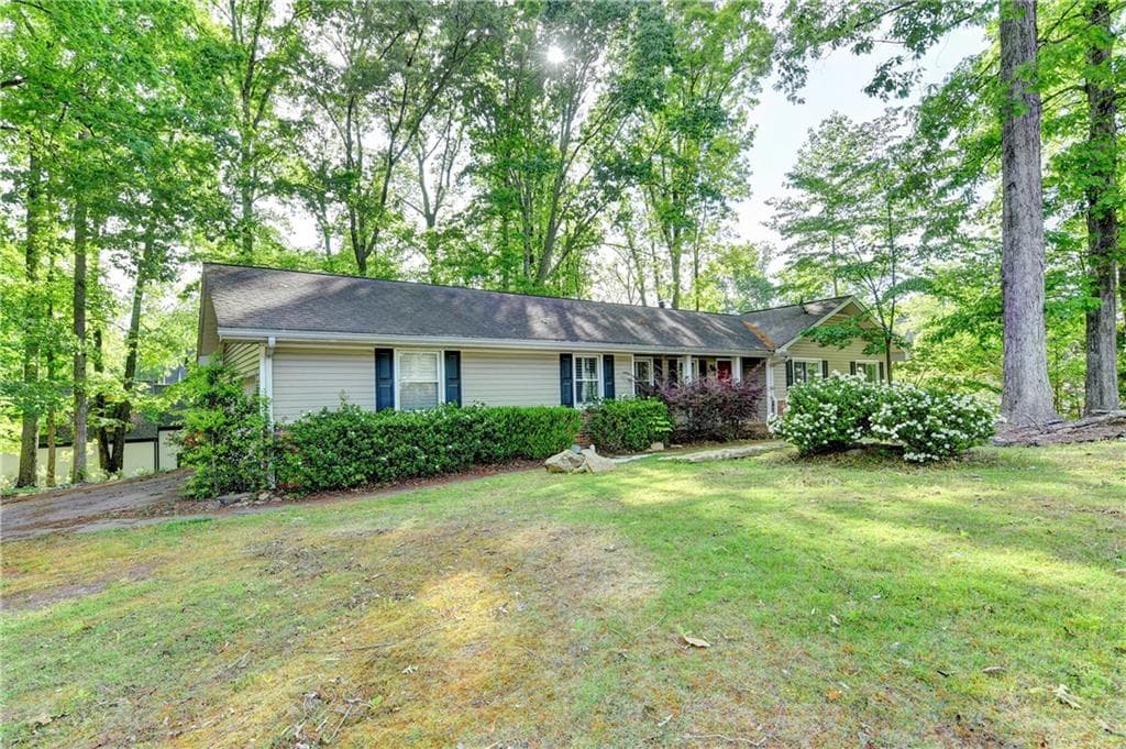 3 bedroom, 3 bathroom, 2,680 sq ft single family residence under contract at 3740 Clubland Drive, Marietta, GA 30068 — photo 2