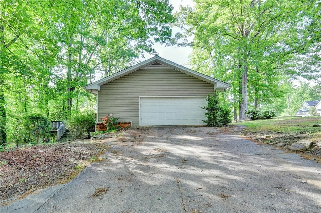 3 bedroom, 3 bathroom, 2,680 sq ft single family residence under contract at 3740 Clubland Drive, Marietta, GA 30068 — photo 5