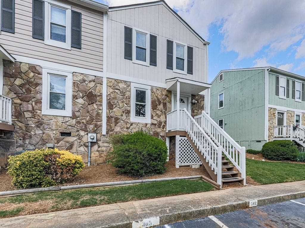 2 bedroom, 3 bathroom, 1,152 sq ft townhouse for sale at 382 Oak Harbor Trail, Marietta, GA 30066 — photo 1 of 27