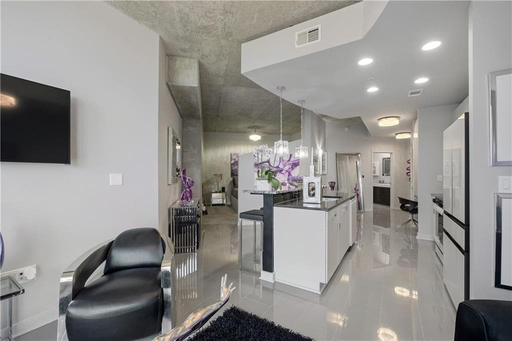 1 bedroom, 1 bathroom, 743 sq ft condominium sold at 400 W Peachtree Street 2914, Atlanta, GA 30308