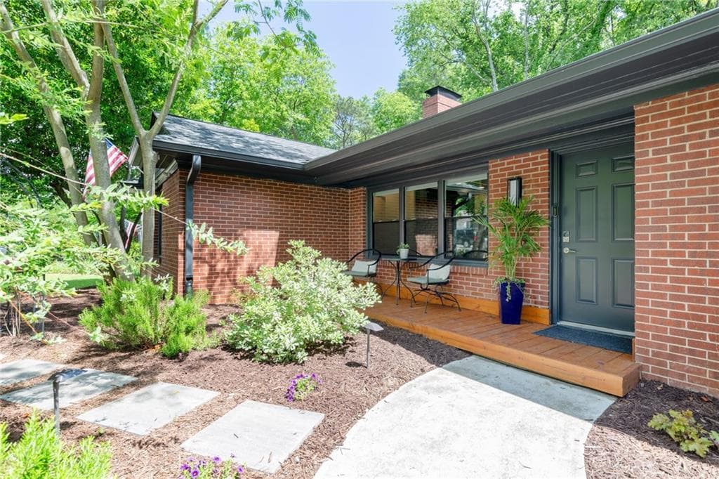 3 bedroom, 2 bathroom, 1,711 sq ft single family residence under contract at 2413 N Decatur Road, Decatur, GA 30033 — photo 4