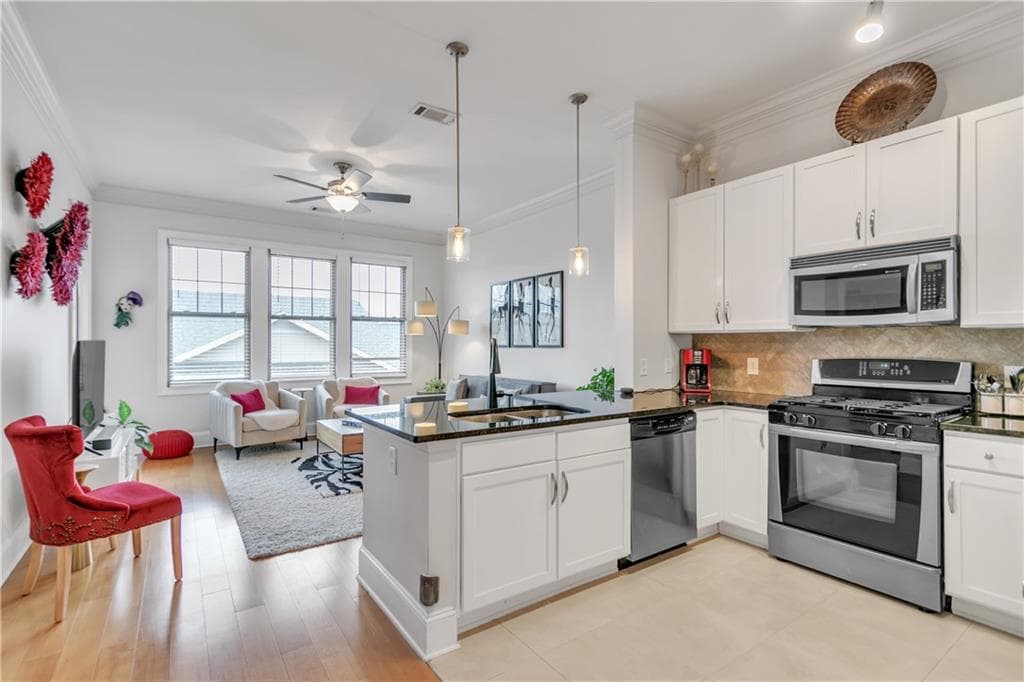 1 bedroom, 1 bathroom, 882 sq ft condominium for sale at 3621 Vinings Slope 1537, Atlanta, GA 30339 — photo 2