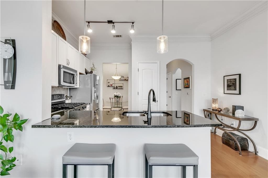 1 bedroom, 1 bathroom, 882 sq ft condominium for sale at 3621 Vinings Slope 1537, Atlanta, GA 30339 — photo 4