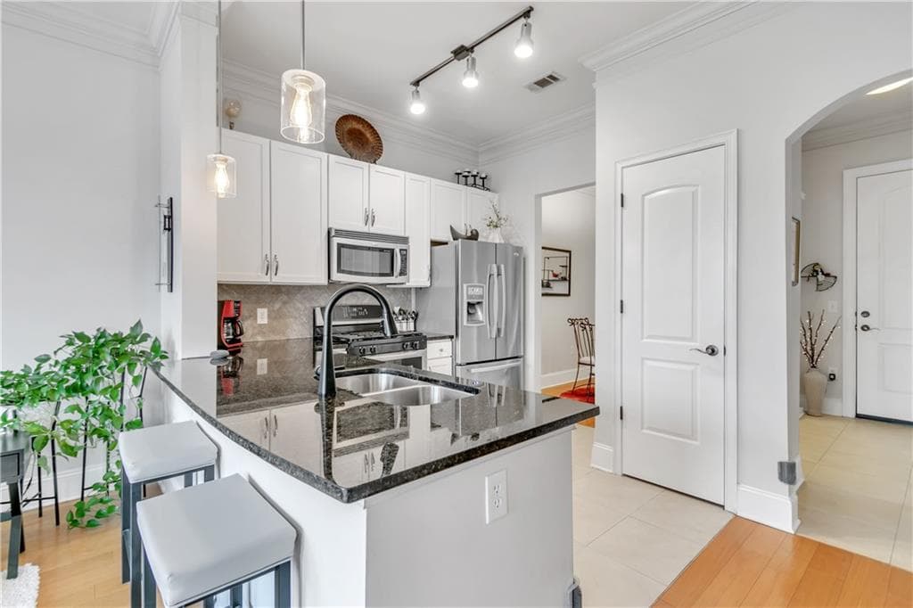 1 bedroom, 1 bathroom, 882 sq ft condominium for sale at 3621 Vinings Slope 1537, Atlanta, GA 30339 — photo 7