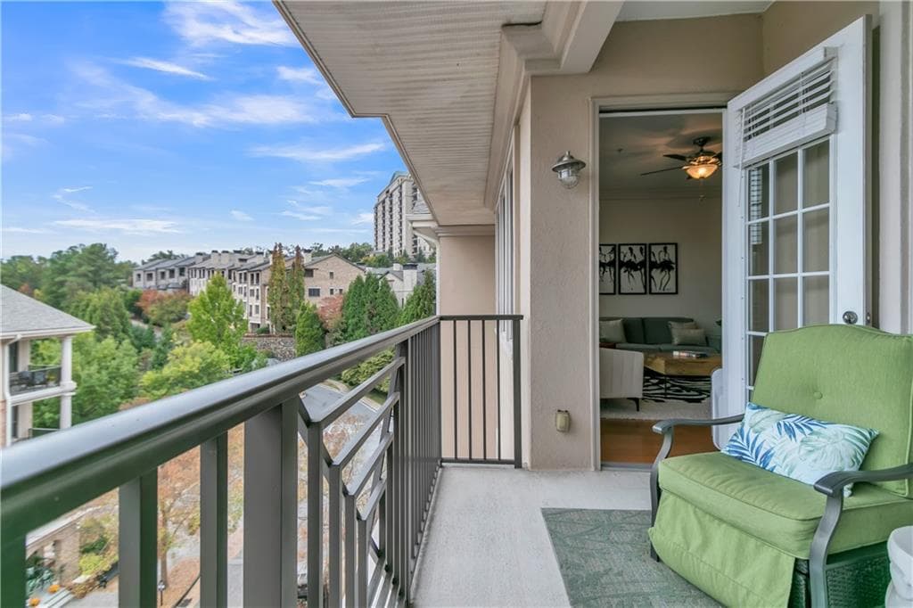 1 bedroom, 1 bathroom, 882 sq ft condominium for sale at 3621 Vinings Slope 1537, Atlanta, GA 30339 — photo 1 of 19