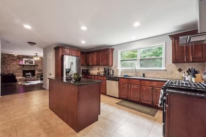 3 bedroom, 3 bathroom, 2,187 sq ft single family residence for rent at 230 Chaffin Ridge Trace, Roswell, GA 30075 for $3,250 a month — photo 3