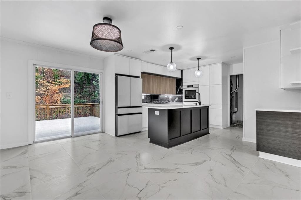 3 bedroom, 2 bathroom, 1,432 sq ft single family residence for sale at 1595 Moncrief Circle, Decatur, GA 30033 — photo 5