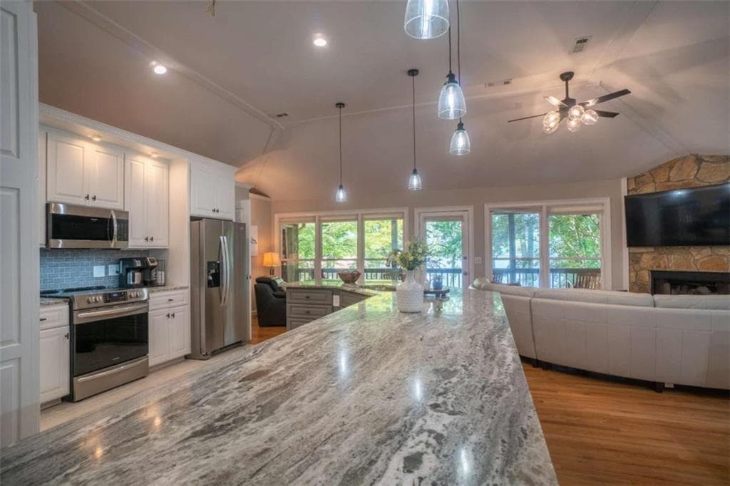 3 bedroom, 3 bathroom, 3,398 sq ft single family residence for sale at 313 Omega Way, Hiawassee, GA 30546 — photo 10