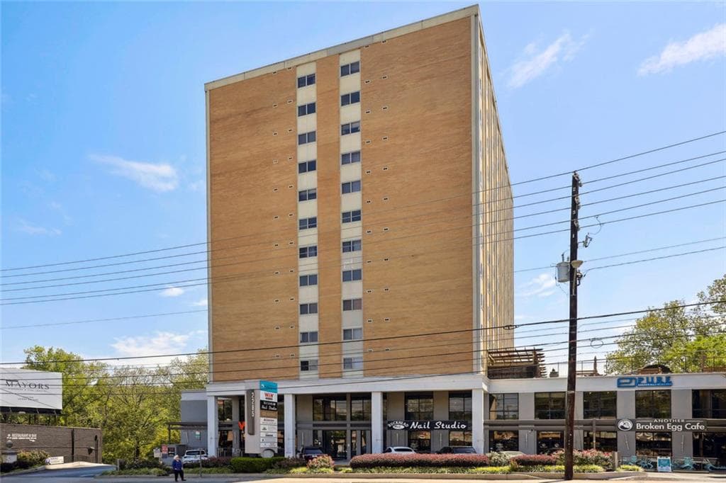 1 bedroom, 1 bathroom, 703 sq ft condominium for sale at 2285 Peachtree Road 404, Atlanta, GA 30309 — photo 2