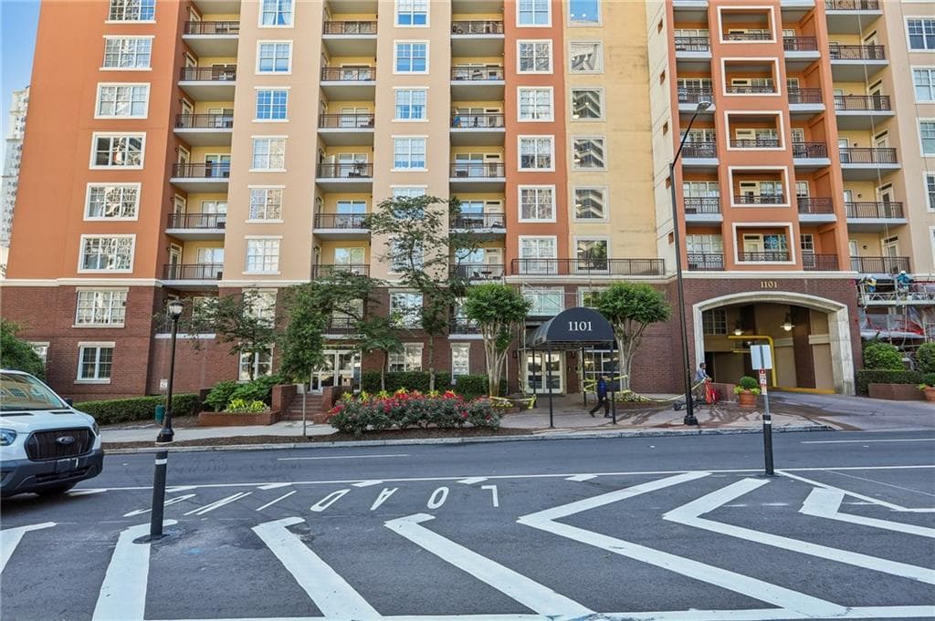 2 bedroom, 2 bathroom, 1,161 sq ft condominium for sale at 1101 Juniper Street 104, Atlanta, GA 30309 — photo 2