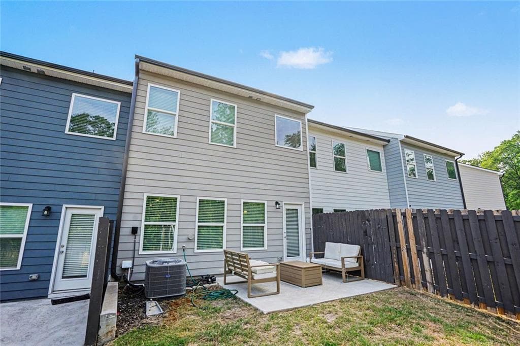 3 bedroom, 3 bathroom, 1,383 sq ft townhouse for sale at 119 Buckingham Lane, Hoschton, GA 30548 — photo 4